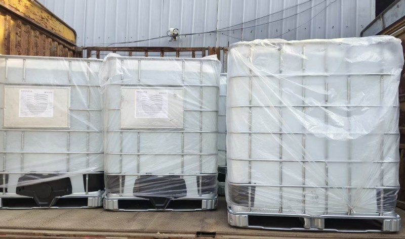 噸桶裝動物疫苗白油的發貨現場.jpg 噸桶裝動物疫苗白油的發貨現場.jpg